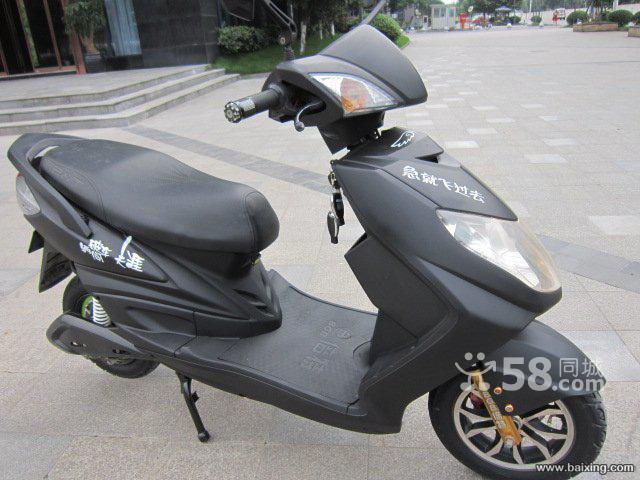 时尚磨砂黑才4个月的60v20a倍特电动车