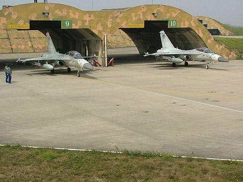 包括指挥机关,地面和地下的指挥工程,作战工程;军用机场,港口,码头;营