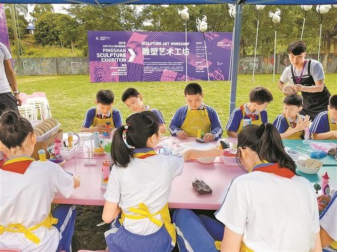 青少年们参加雕塑艺术工坊活动,过了一把"雕塑瘾".