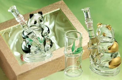 五粮液熊猫造型酒