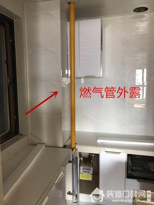 厨房燃气管外露,结果我家丑的不能看,师傅:急什么!再包上就行