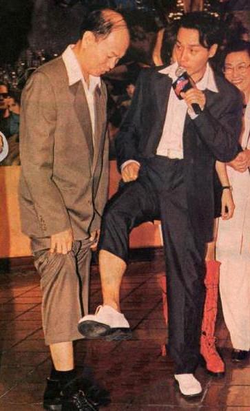 那些绝版珍藏老照片 张国荣与罗家英比腿毛 李小龙跳舞