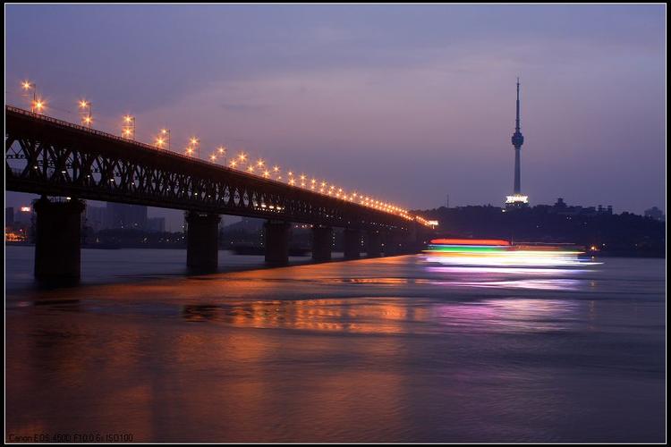标题:夜拍长江大桥