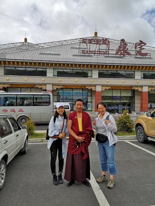 惠远寺牛麦师父已经在机场等候……特意采了一束小花很漂亮