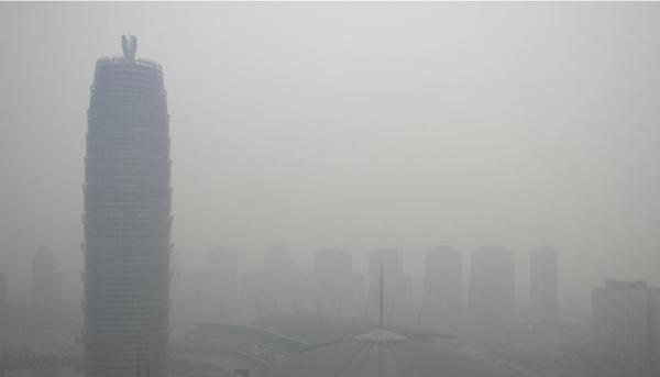 河南省郑州市全城被雾霾笼罩,空气污染严重.