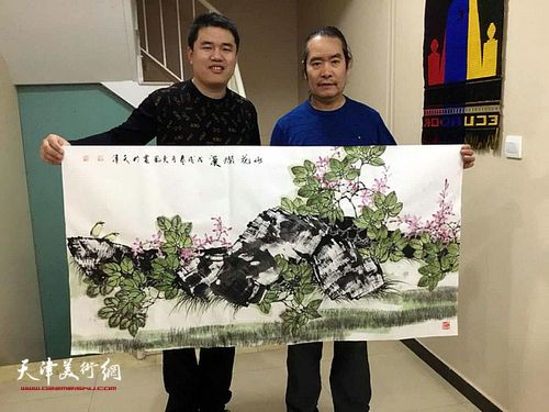 王东风展示画作.