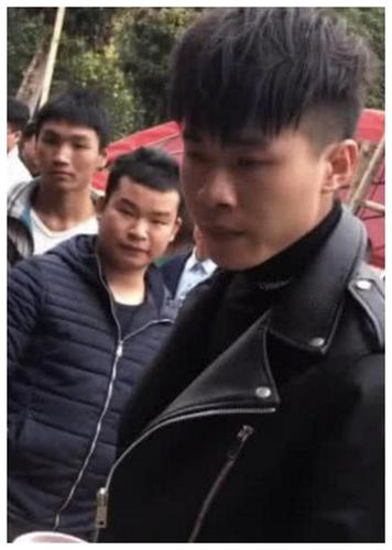 新晋网红许华升被村民借钱,却无奈直接离场,网友:比大衣哥聪明