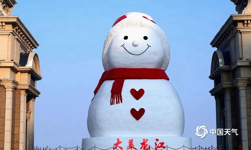 巨型雪人扮靓冰城萌态可掬十分可爱
