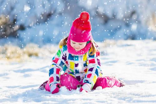 孩子在冬天玩雪.孩子们在户外