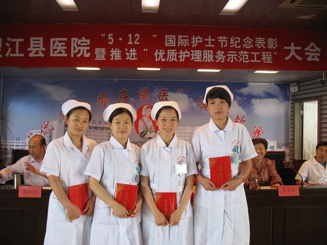 近日,县医院开展了一系列活动,隆重纪念第100个护士节.