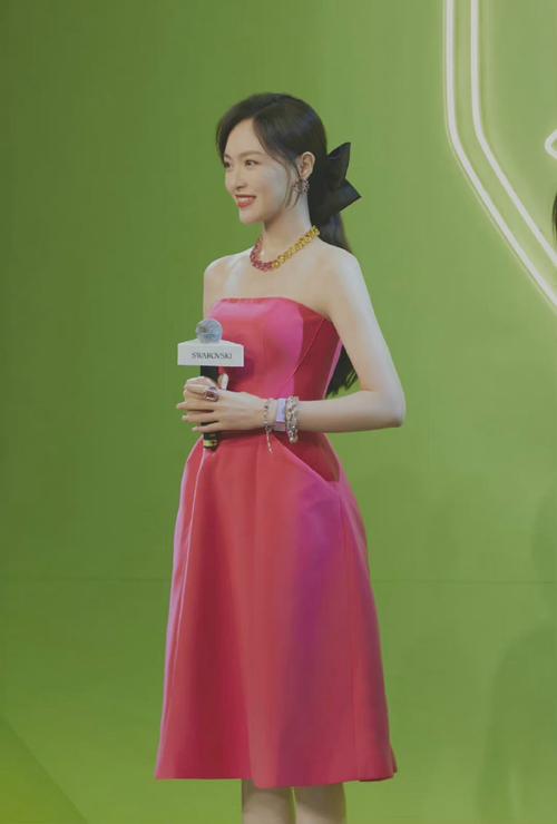 唐嫣粉红长裙造型