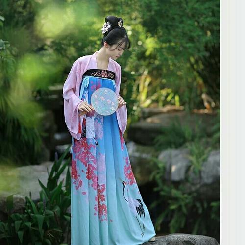 丑的很别致的汉服