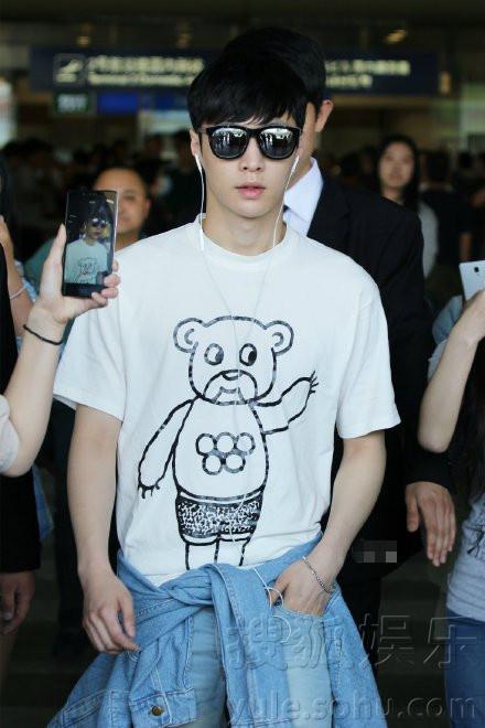 张艺兴机场穿搭帅气有型 暖萌霸总全hold住