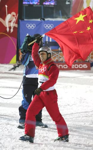 中国史上第一枚冬奥会金牌,这件滑雪服至今还在奥林匹克博物馆收藏着