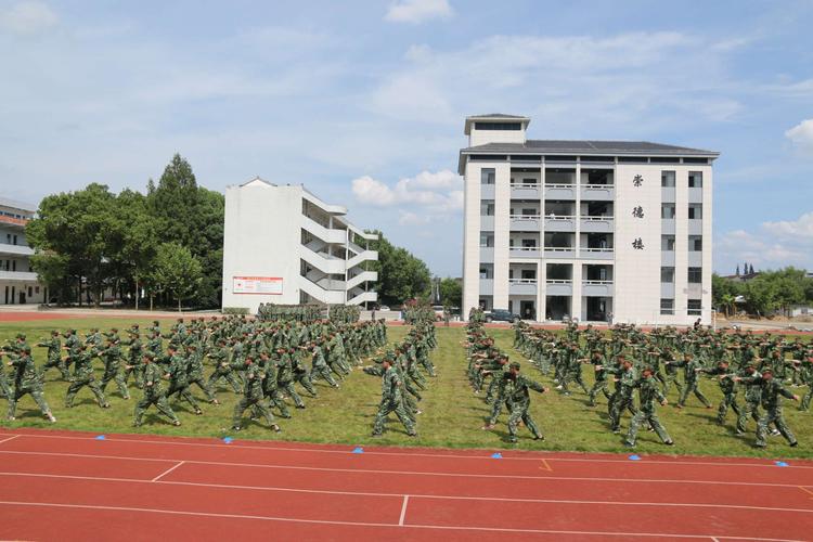 嵊州市崇仁中学2022届军训与军体拳