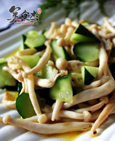 加入黄瓜块,翻炒几下,加盐调味出锅3.海鲜菇下锅炒软2.