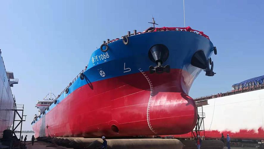 宜昌首艘万吨级货船成功下水