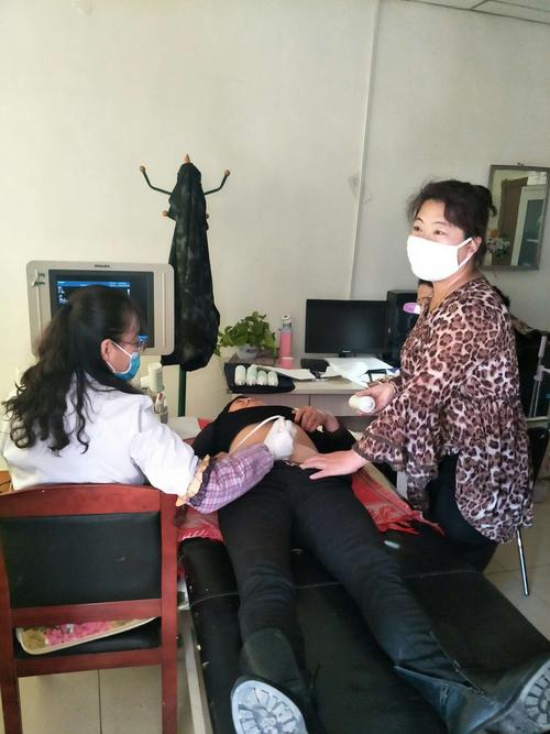 妇检室内姐妹们按顺序进行.