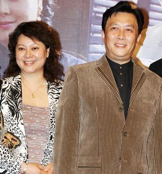 65岁唐国强和二婚混血美女妻子近照,前妻在除夕夜自绝