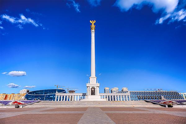 kazakh eli纪念柱矗立于阿斯塔纳独立广场中央.