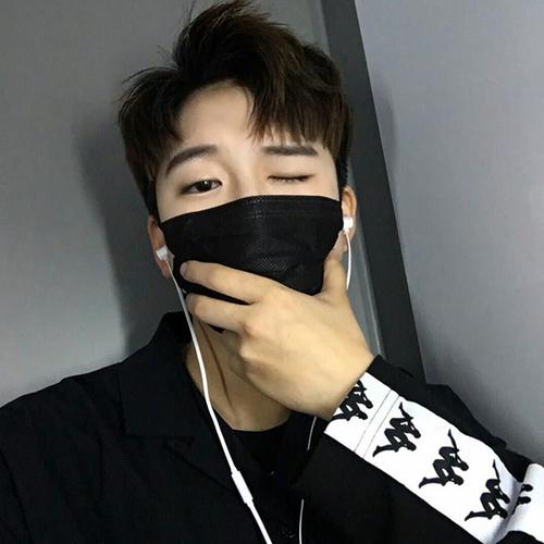 黑衣黑口罩帅男子头像