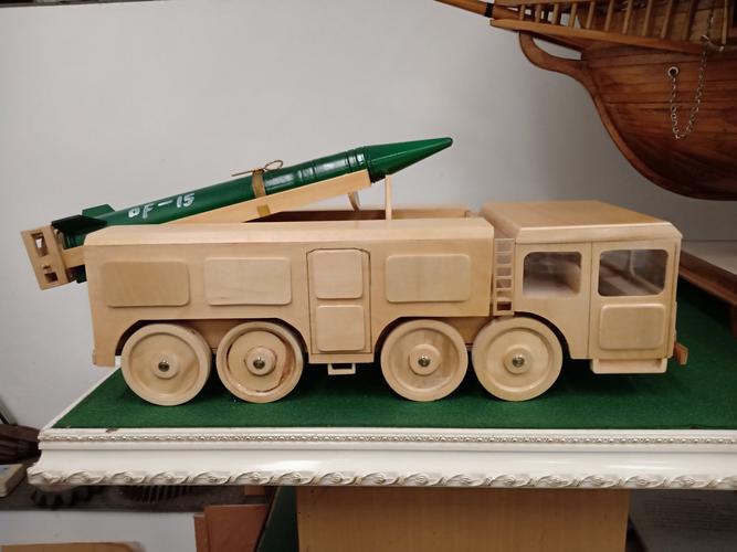 看一张照片就制作出了导弹发射车,外形逼真,轮子都可以转动,活灵活现.