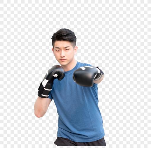 年轻男性户外拳击运动出拳动作图片
