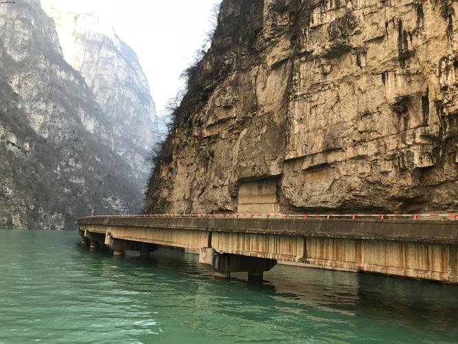 四川大渡河峡谷,景色迷人,网红桥,悬崖村,外国人禁入!