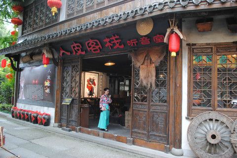 驻足【人皮听音客栈】,等候区中血淋淋的"断手断腿"离你不