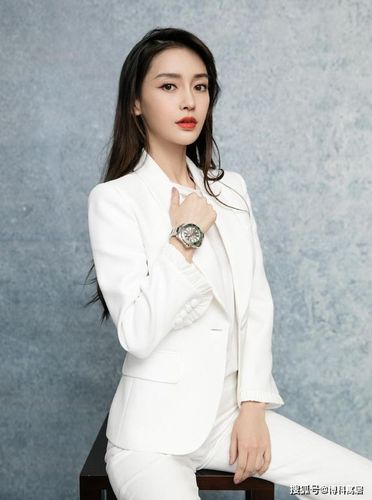 上次我们盘点了男明星们西装照,个个都是衣架子,帅气逼人,气质也各有