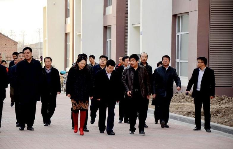 王伟局长等领导同志也详细地询问了有关绿化