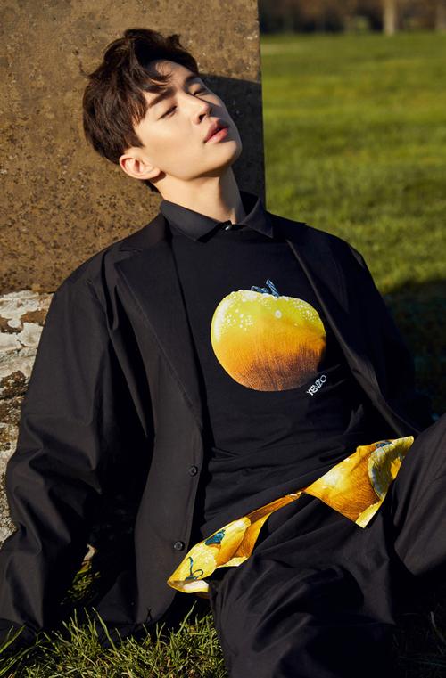 简介:刘宪华帅气养眼时尚写真大片,分享一组刘宪华图片给大家,图中的