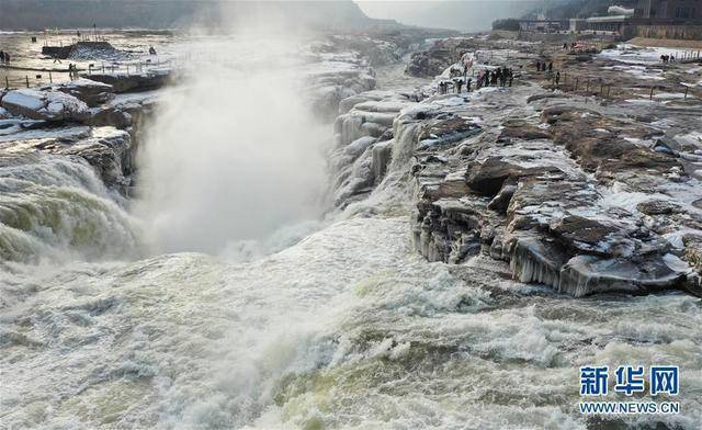 晋陕交界的黄河壶口瀑布飞溅的浪花在瀑布两岸岩石上凝结形成冰瀑冰雕