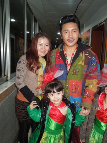 和容中尔甲叔叔合影