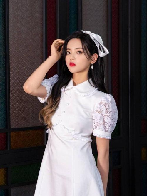 杨超越火了以后气质都变了,穿"女仆装"却像女王,高贵