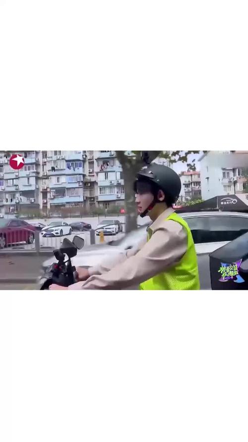 翟潇闻变身外卖小哥骑着电动车又唱又跳太可爱了