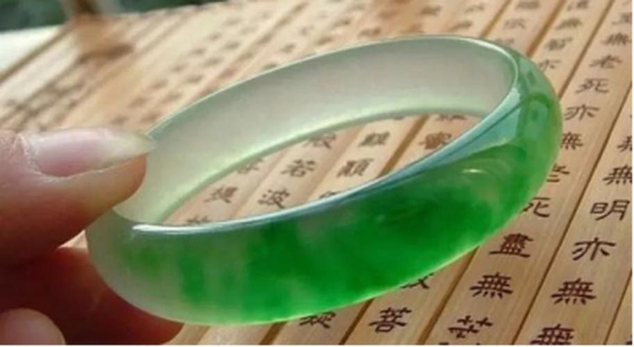 【防骗专栏】纯天然翡翠镯子戴半年掉色了 竟是染色冒充a货