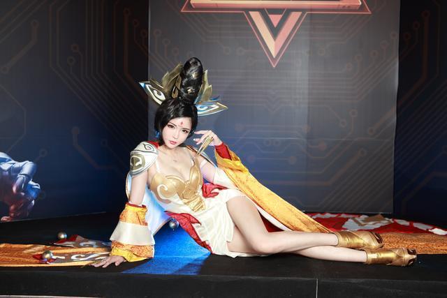王者荣耀妹子cos武则天性感魅惑席卷而来