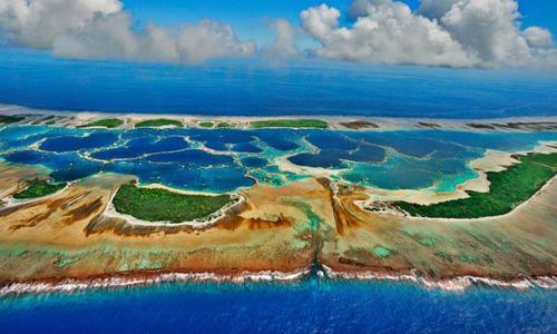 基里巴斯,加罗林环礁   brian j. skerry/getty images)
