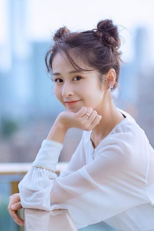 颖儿胖了穿白裙肌肉腿壮实惨被拍成1米6扎哪吒头发际秃两块