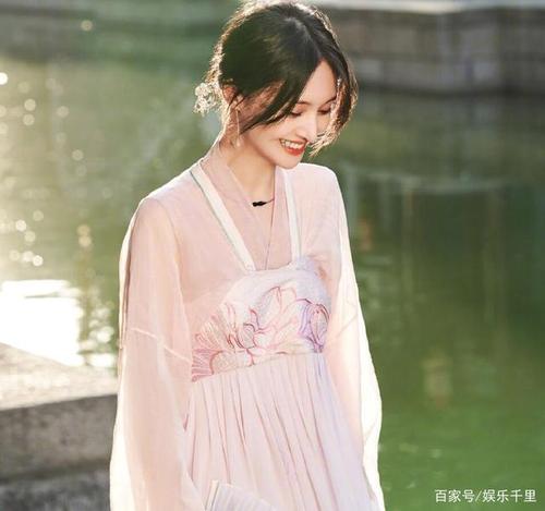 今日份郑爽美图,粉色露肩星星纱裙 古装汉服,太美!