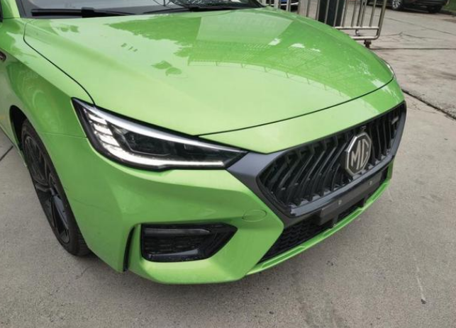 2020款上汽名爵6实车到店,赛道绿涂装气场强大,顶配仅
