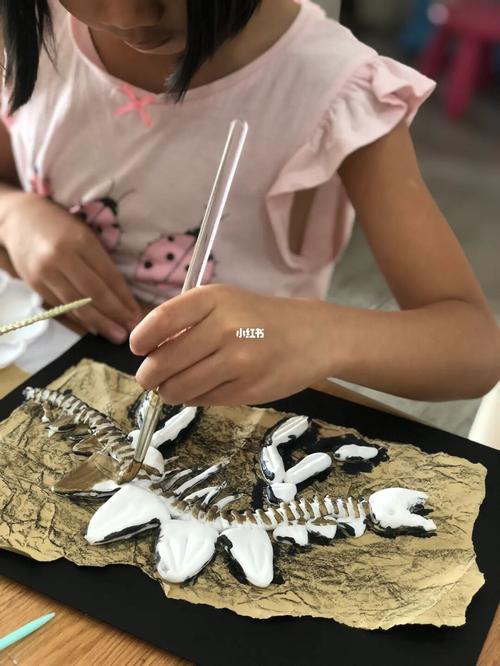 儿童手工 - 恐龙化石_恐龙_粘土_手工制作_高光笔_蜡笔_儿童画_创意