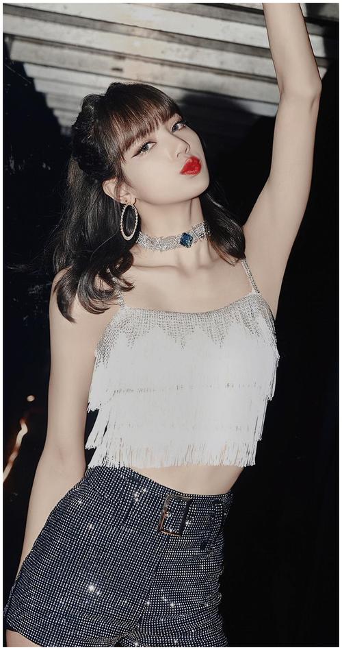唯美无印女星丨lisa穿礼服走在人群中像极了公主出巡