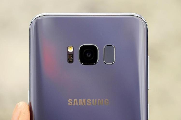 机身背面的指纹识别模块在镜头旁边