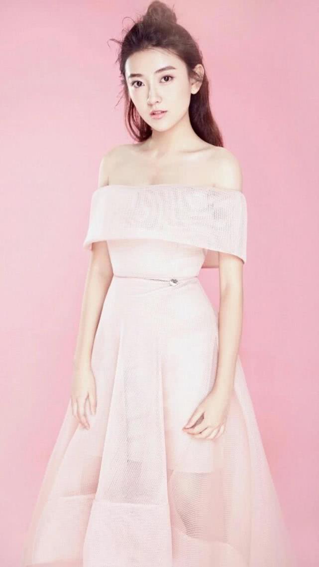 《双世宠妃》之中的女主梁洁换回现代装,网友感叹颜值