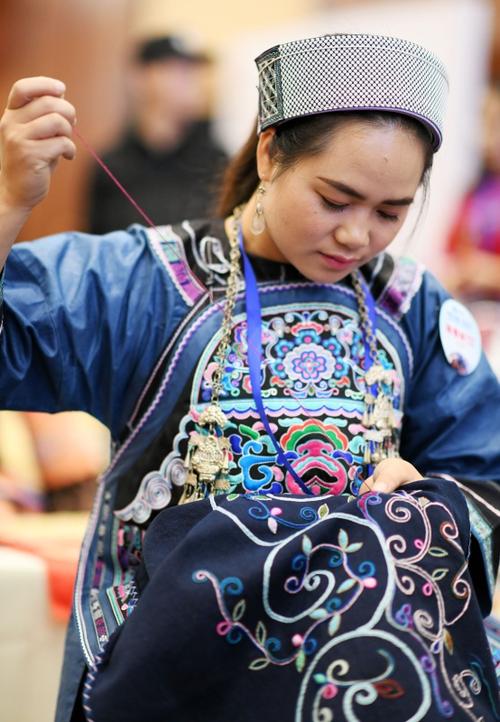 8月14日,参赛绣娘在比赛现场刺绣.
