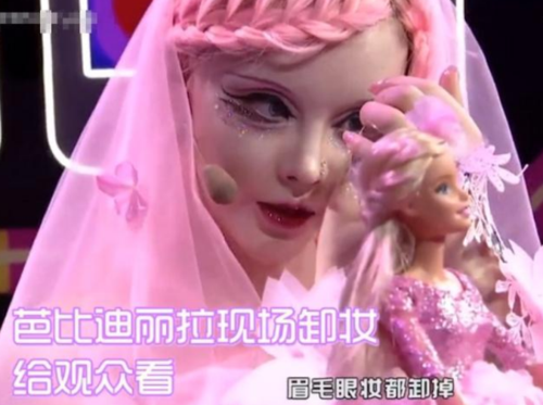 "真人芭比"迪丽拉为证没整容,卸掉浓妆晒素颜,网友直呼太惊艳