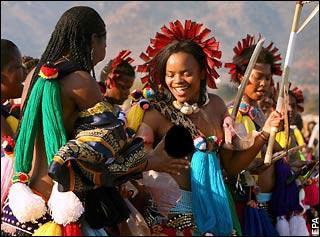 斯威士兰国王选第14任妃 数万少女半裸选秀(图)