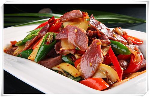 此物只应天上有,配上腊肉更是香,哈喇子都流出来了,冬笋炒腊肉